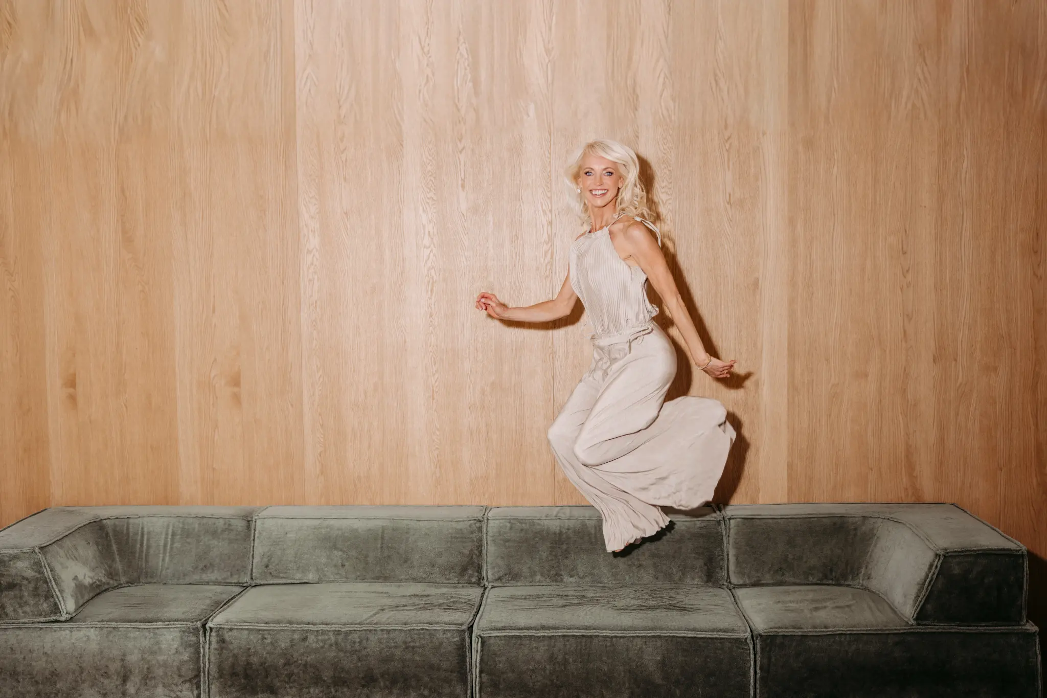 Anja Hellmann springt voller Energie – Health & Longevity Mentorin für Frauen ab 40