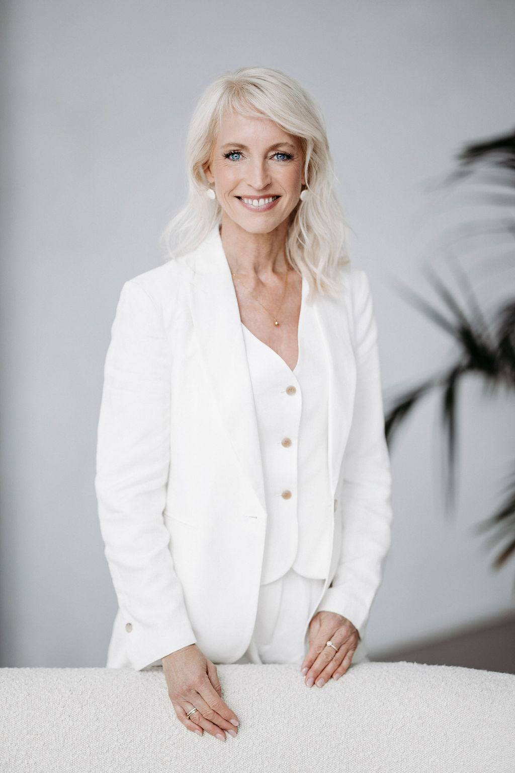 Anja Hellmann – Health & Longevity Mentorin für Frauengesundheit ab 40, Porträt in weißem Blazer