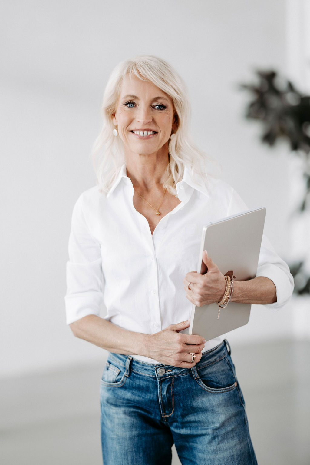 Anja Hellmann mit Laptop in der Hand – Health & Longevity Coaching