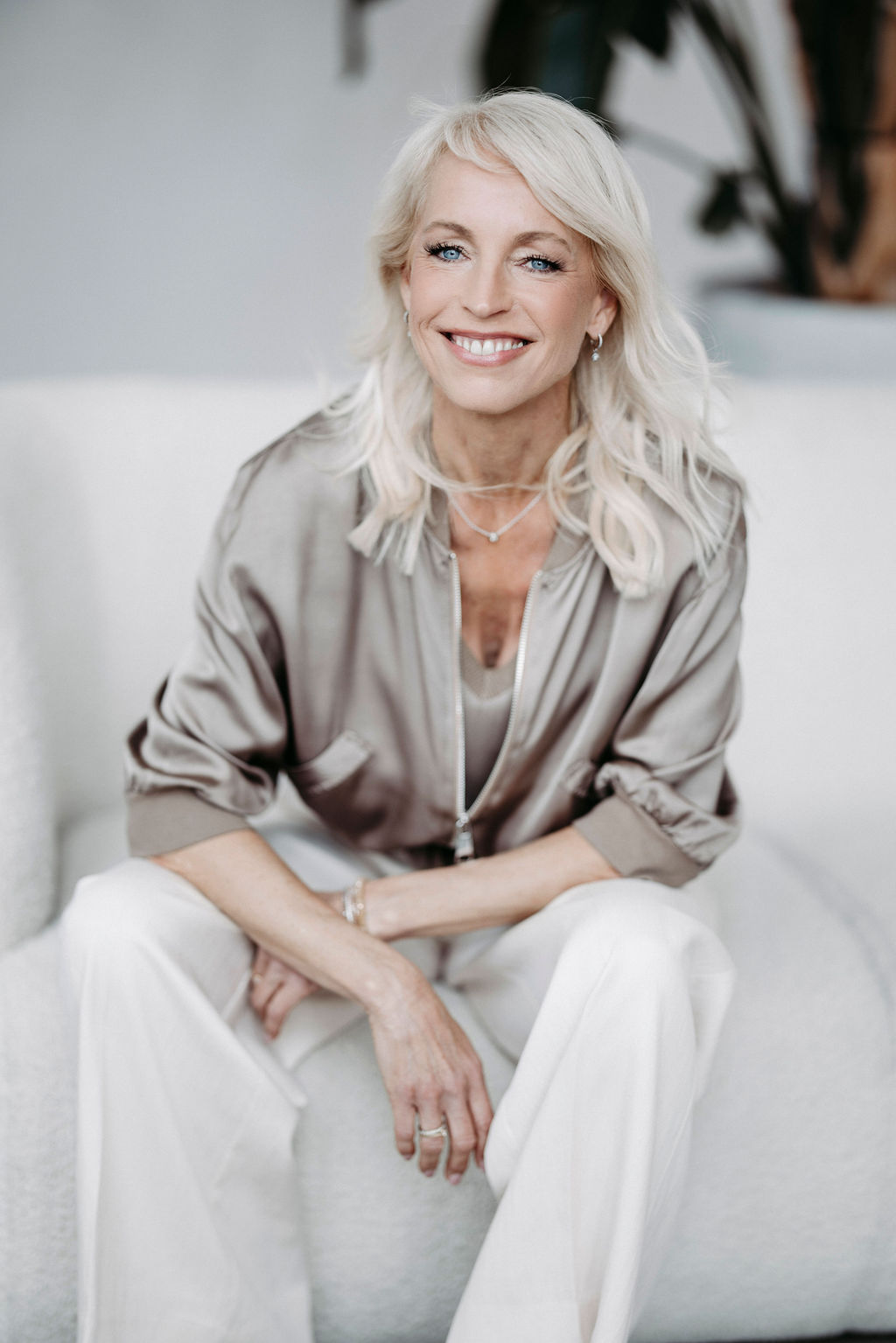 Anja Hellmann entspannt auf dem Sofa – Kennenlerngespräch für Longevity Coaching Frauen ab 40
