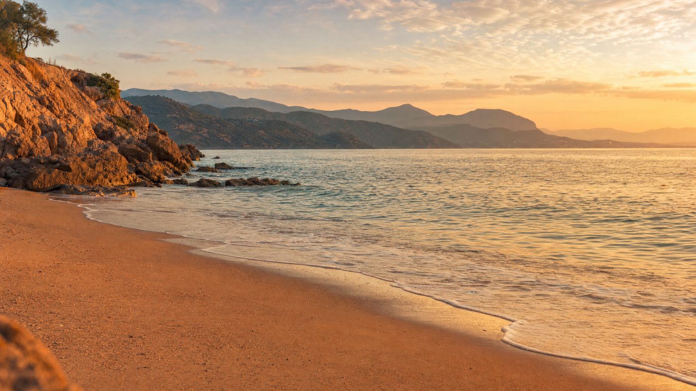 Mediterraner Strand im goldenen Abendlicht – Verändern, nachhaltige Transformation